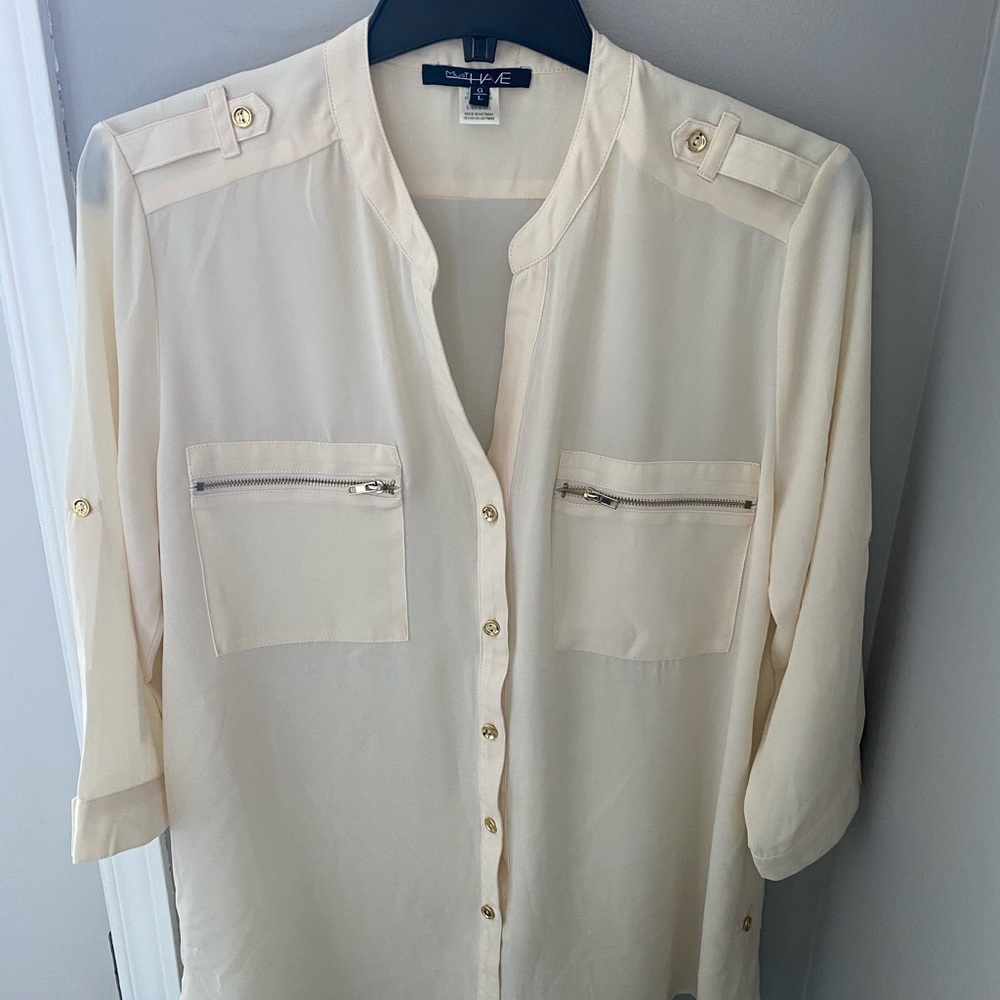 [💙🆓] Must have — Cream short sleeve polyester blouse with gold accents